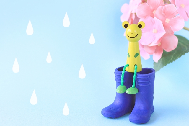 雨と長靴とカエルの人形
