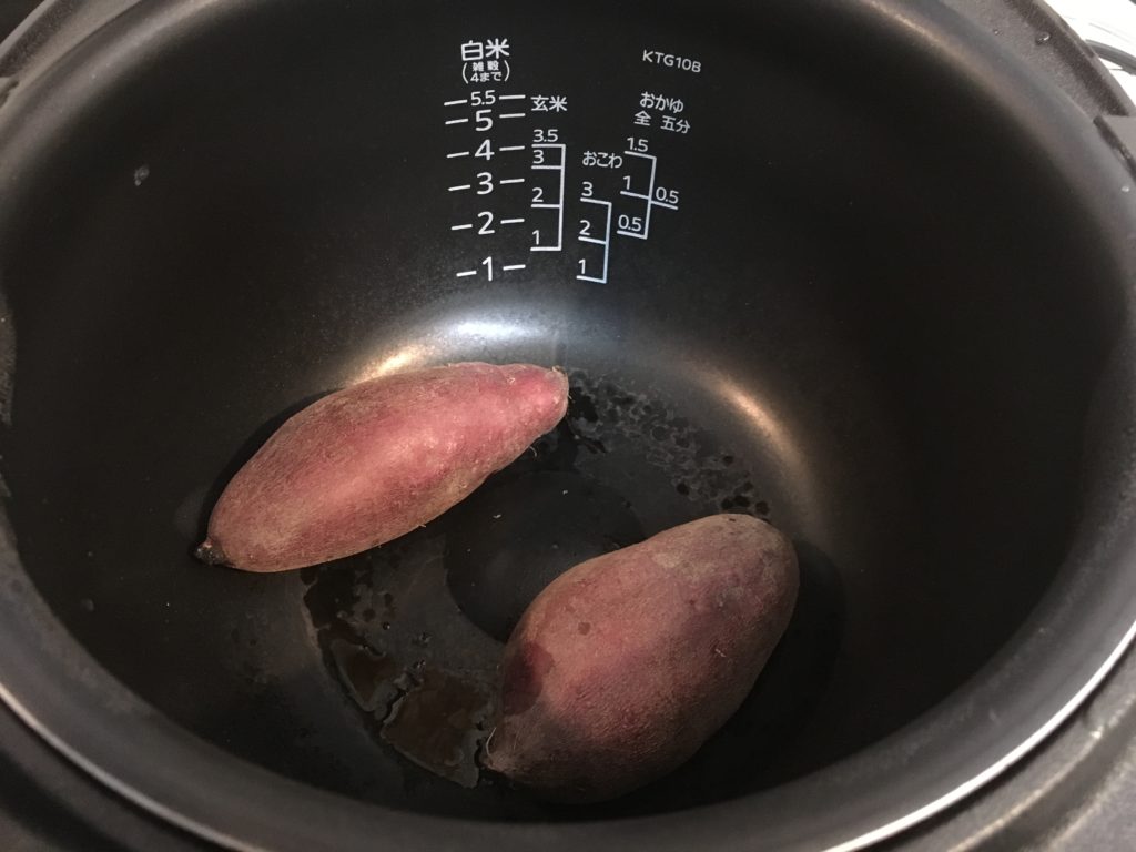 炊飯器に入れたサツマイモ2本