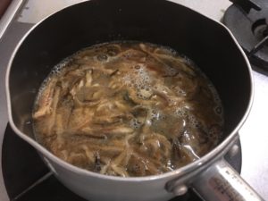 鍋に入った切り干し大根の味噌汁