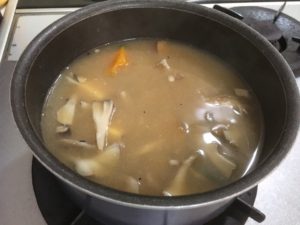 お鍋の中の秋のおかず味噌汁