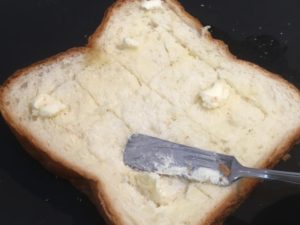 トーストのバターを塗る