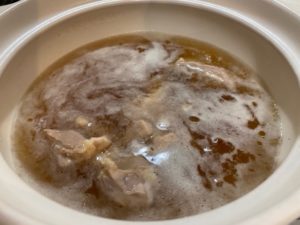鍋焼きラーメンの鶏とスープ