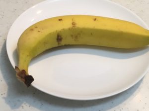 皿の載せたバナナ