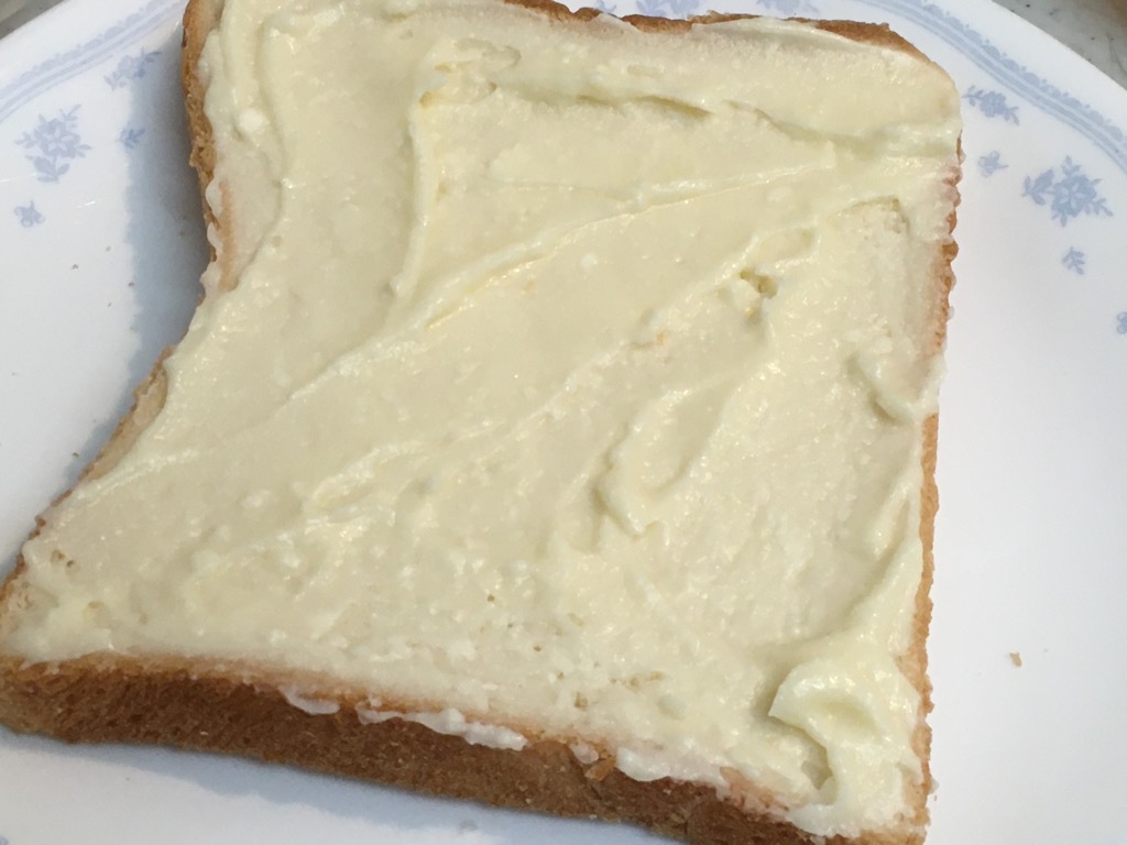 クリームチーズを塗った食パン