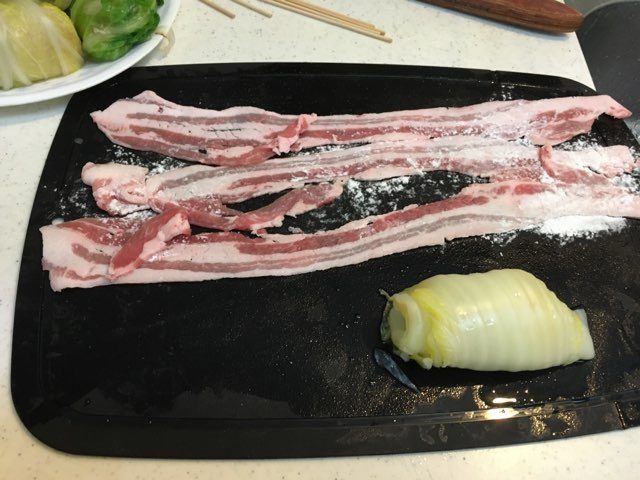 丸めた白菜と豚バラ肉