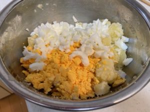 茹で卵をジャガイモに混ぜる