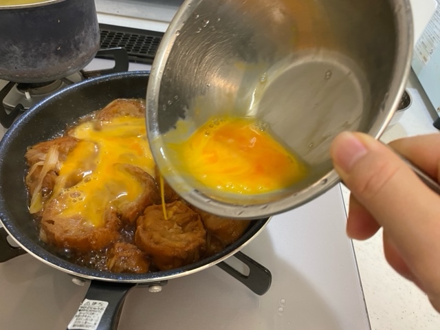 油麩丼に卵を入れる