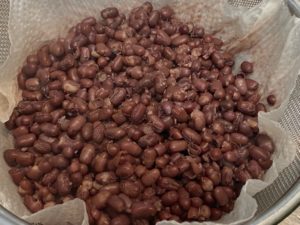 煮た小豆の水気を切る
