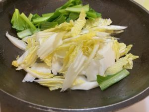 白菜と小松菜を炒める