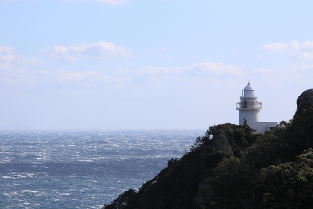 石廊崎灯台と海
