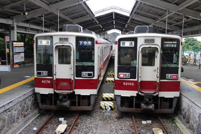 東武日光駅と電車