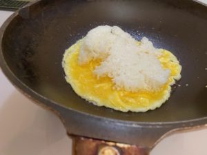 ご飯と卵を炒める
