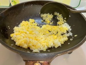 卵とご飯を炒める